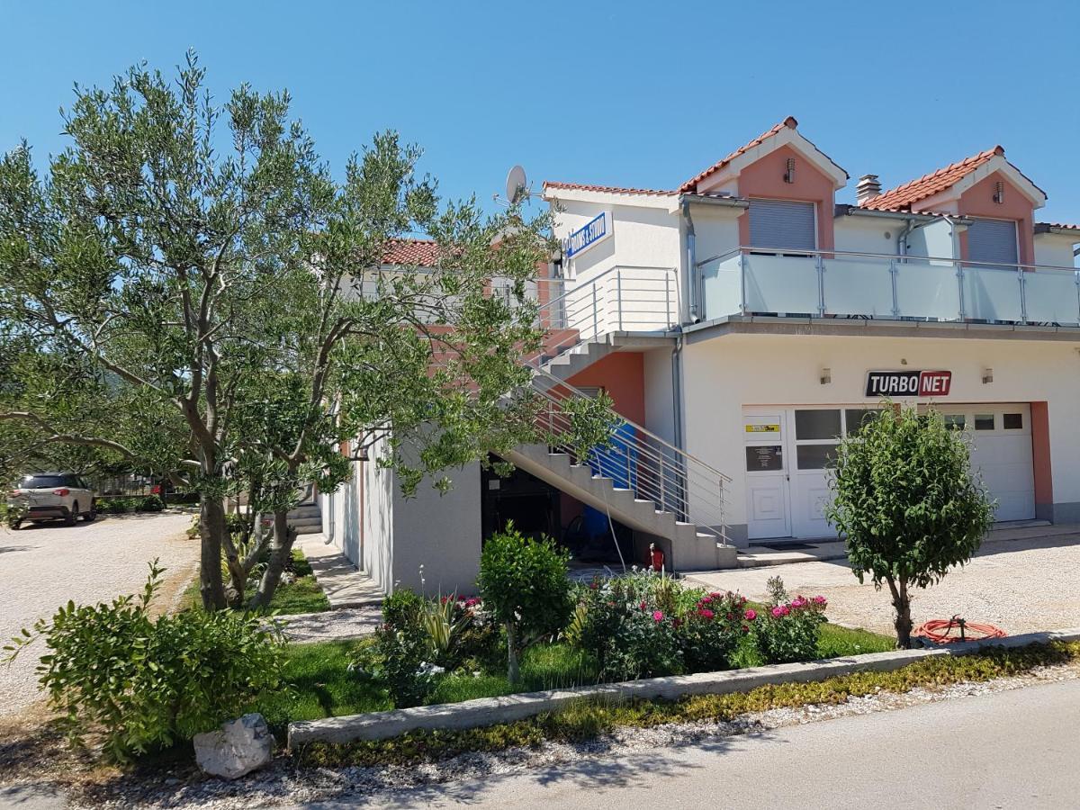 Gabi Rooms & Studio Apartment Лозовац Экстерьер фото